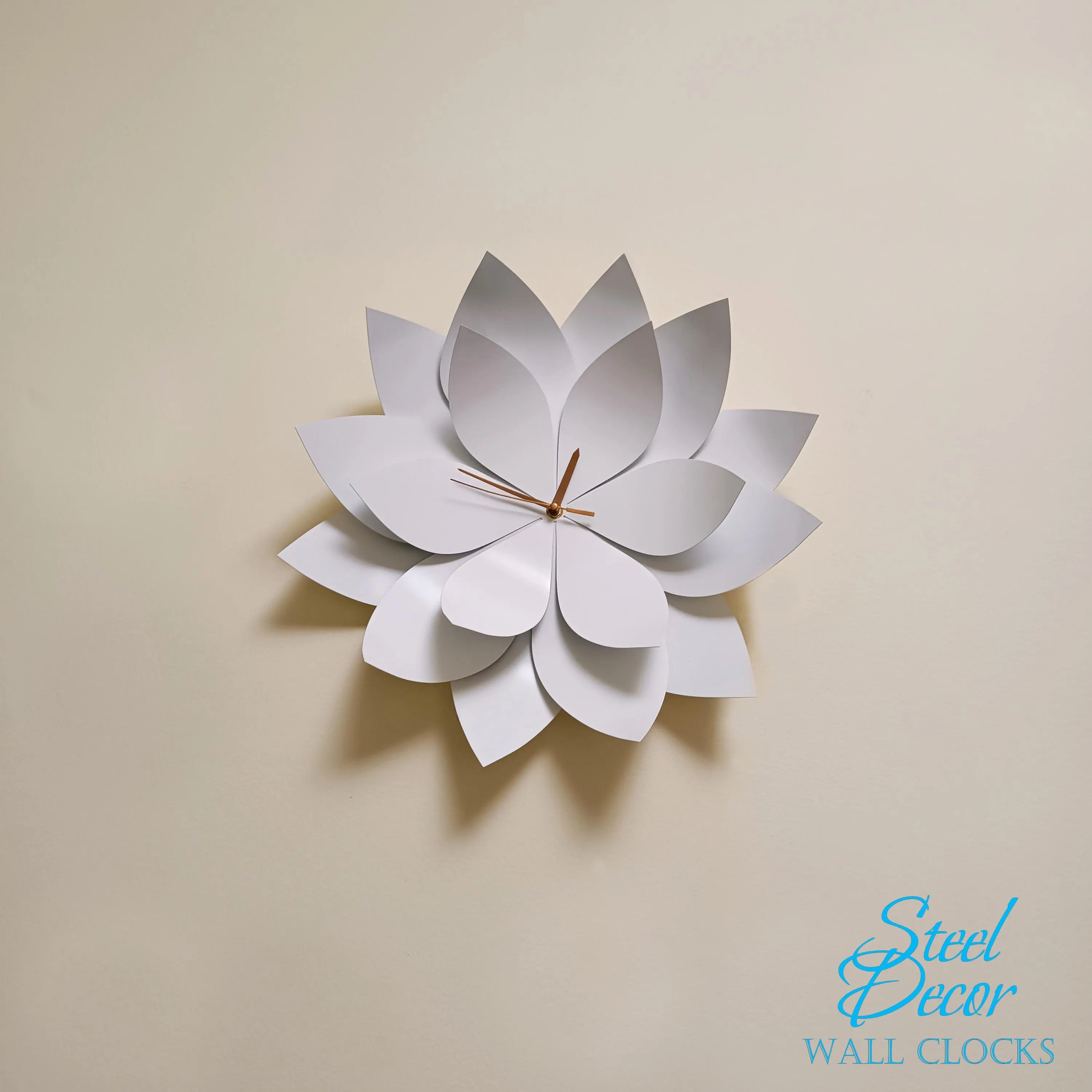 Flower-shaped wall clock on a beige background with 'Steel Decor' branding.